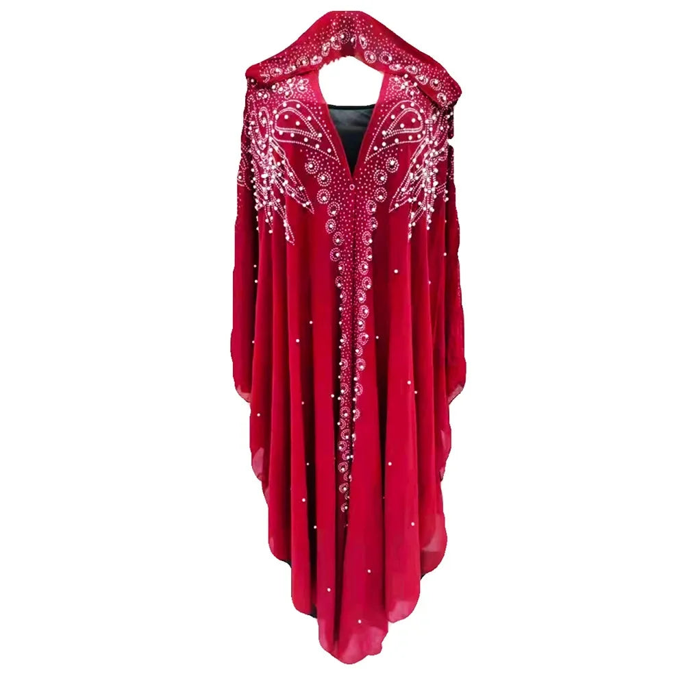 Vestido maxi rojo fluído con mangas de murciélago decorado con bordado blanco.