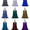 Eine Kollektion von fünfzehn Damen-Hijab-Schals in verschiedenen Blautönen, Grüntönen, Violett und Schwarz.