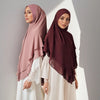 Eine Frau trägt einen doppellagigen Chiffon-Instant-Hijabschal in Mauve- und Weinrot-Tönen.