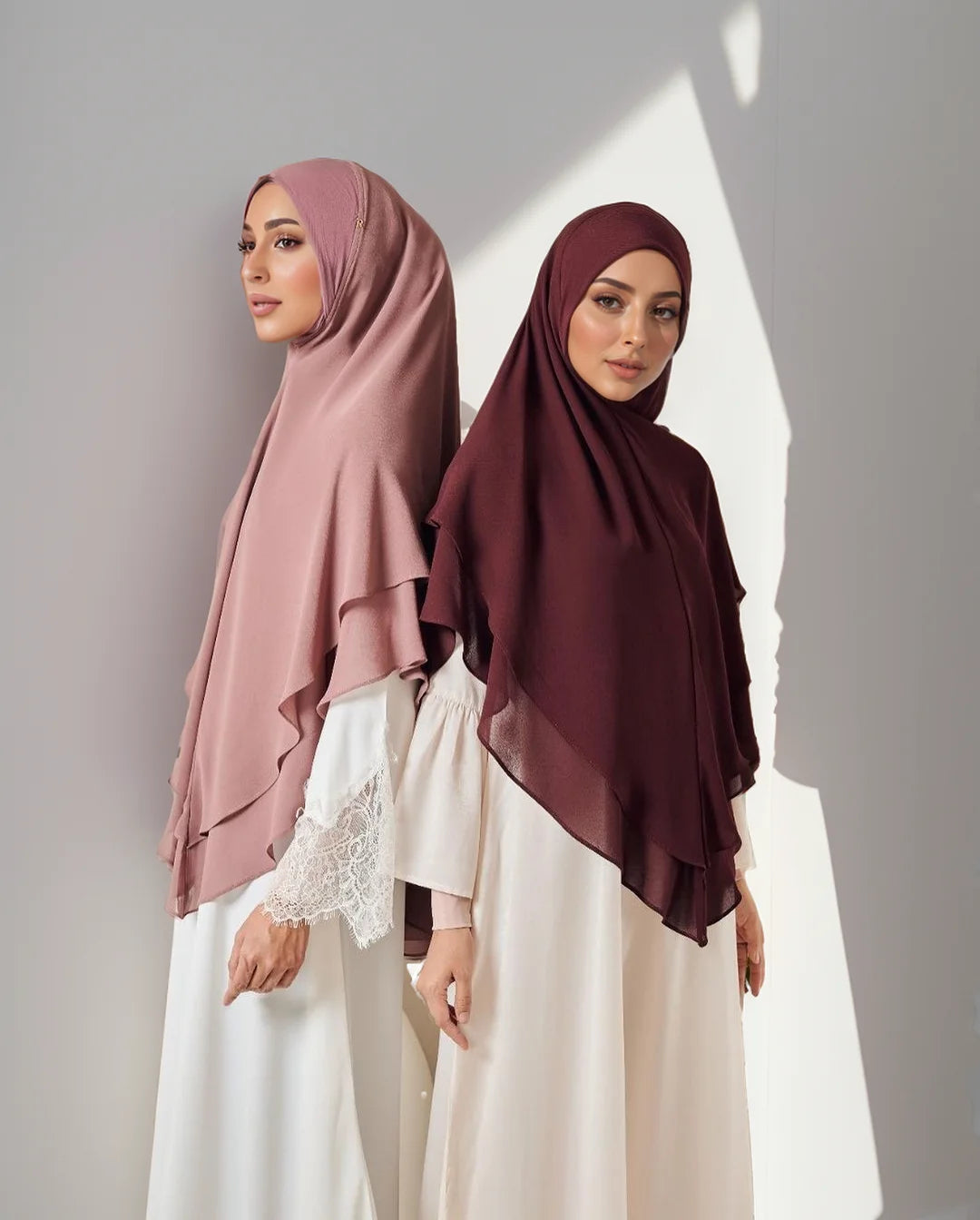 Eine Frau trägt einen doppellagigen Chiffon-Instant-Hijabschal in Mauve- und Weinrot-Tönen.