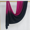 Pañuelo de algodón con degradado de magenta a negro, doblado en una percha dorada.