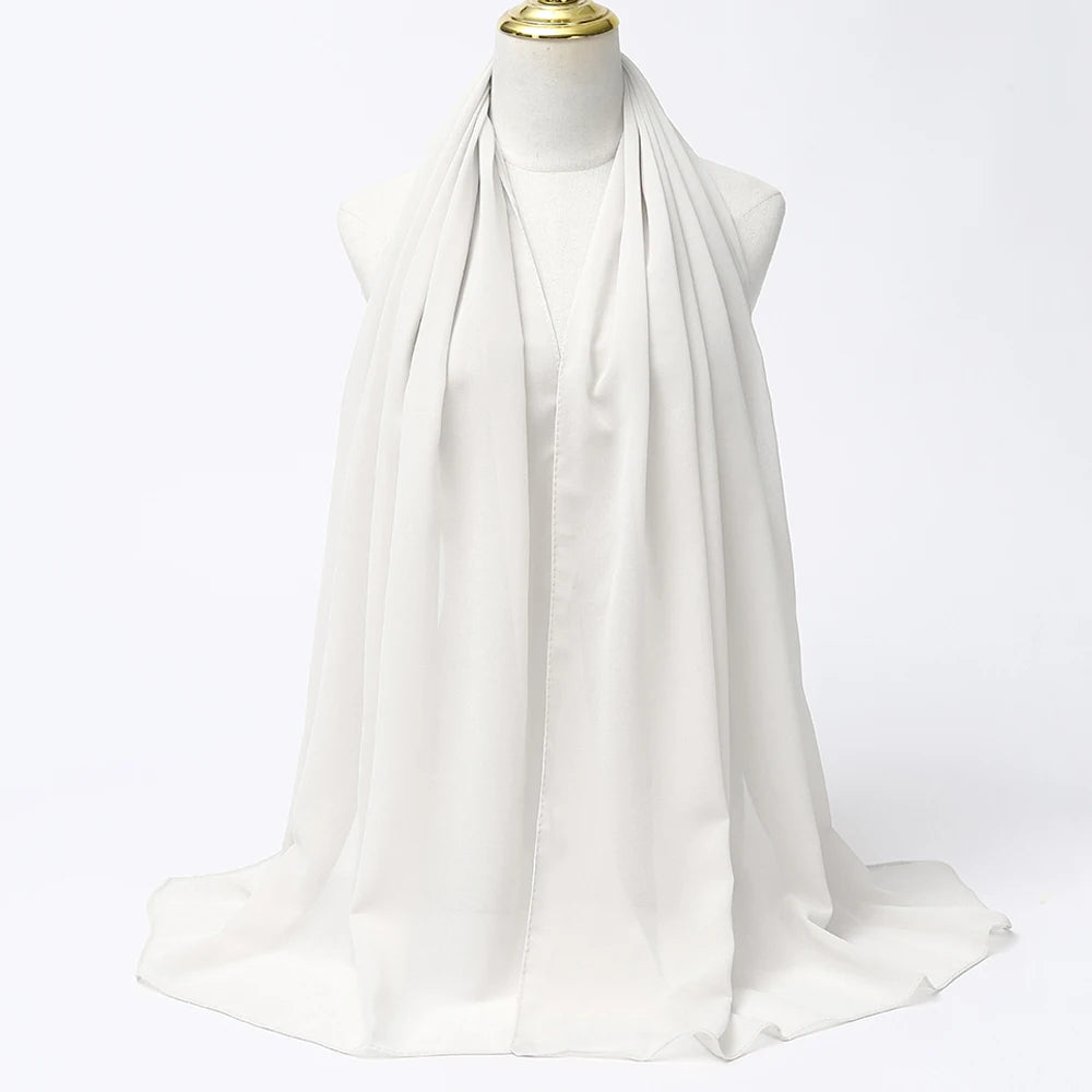 Elegantes weißes Chiffon-Hijab-Schal über einem Mannequin drapiert.