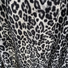 Nahaufnahme eines schwarz-weißen Leopardenmusterstoffes, wahrscheinlich ein Sommer-Strandkimono-Kleid.