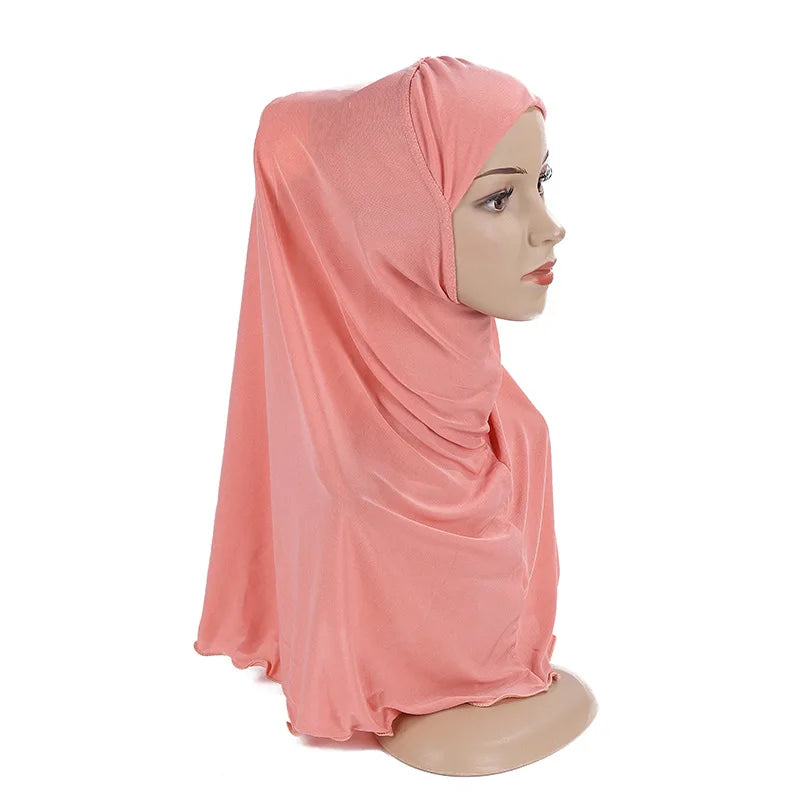 Pañuelo rosa para niños de Ramadán drapeado sobre un maniquí.