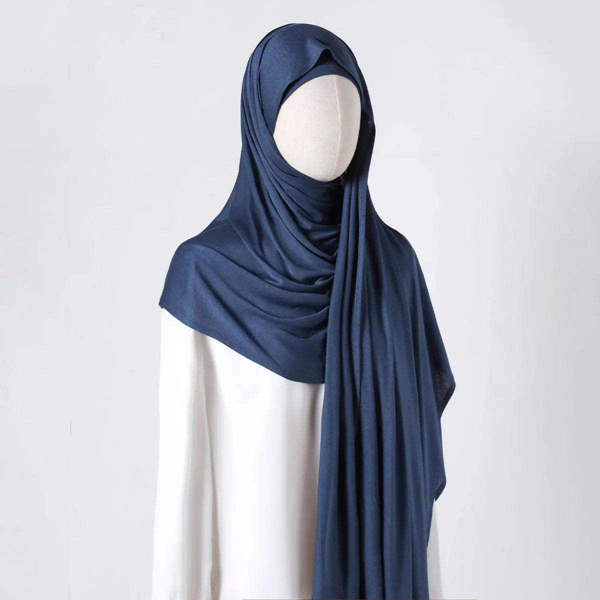 Navyblauer Chiffonschal über einem Mannequin, der eine elegante, einfarbige Schal präsentiert.