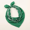 Foulard en coton vert foncé à motif paisley, noué en nœud.