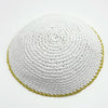 Kippah ou yarmulke blanche tricotée à la main, ronde avec un bord brodé d'or.