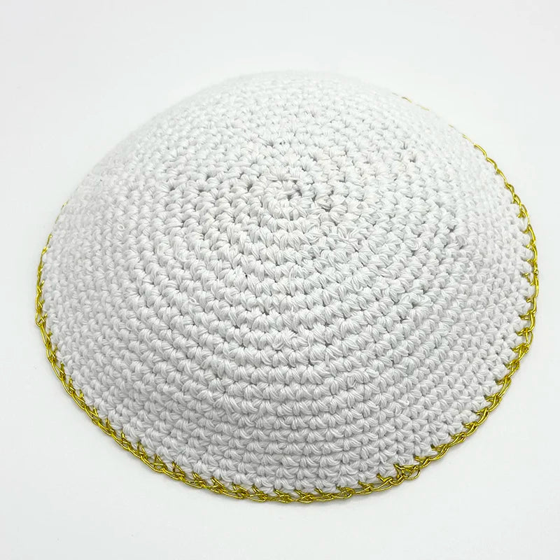 Kippah ou yarmulke blanche tricotée à la main, ronde avec un bord brodé d'or.