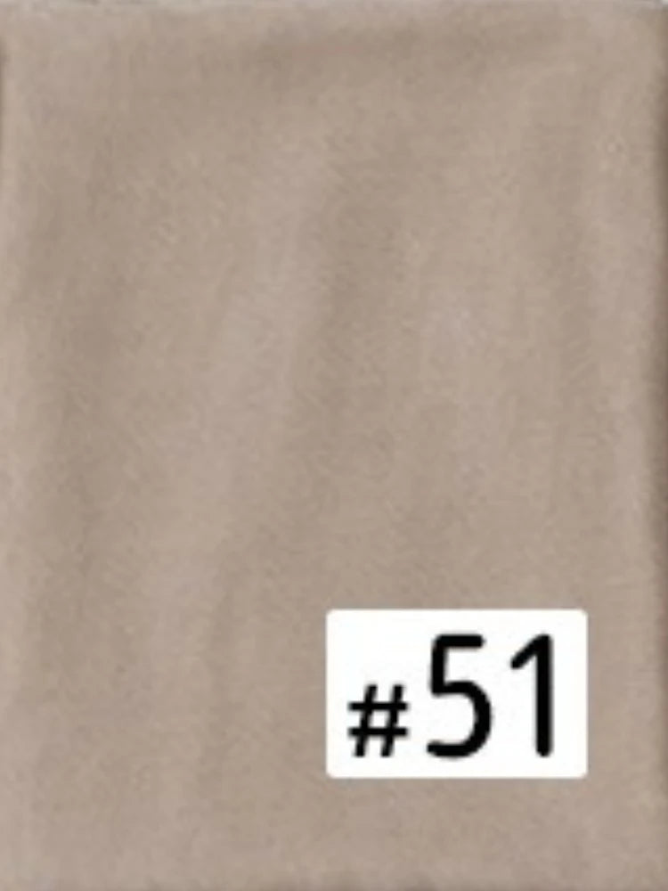 Gros plan d'un foulard modal beige avec le numéro 51 imprimé.