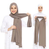 Une femme modèle un foulard instant en jersey beige et extensible drapé sur sa tête et ses épaules.