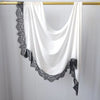 Hijab de malla blanca con estampado doble, drapeado sobre un perchero dorado.