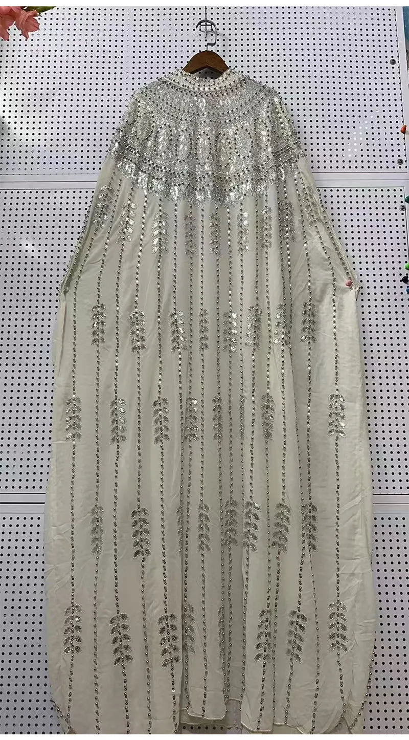 Langes, weißes Batwing-Robe-Kleid mit silbernen Pailletten und feiner Stickerei.