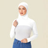 Eine Frau trägt eine weiße elastische Strickjacke mit Langarm-Jersey und passendes Hijab, kombiniert mit blauen Jeans.