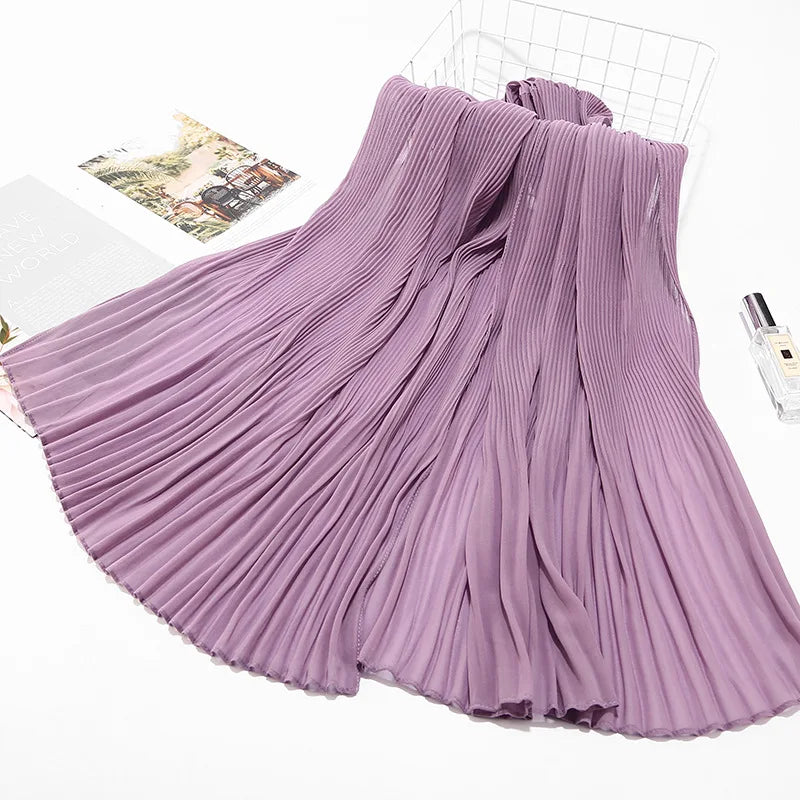 Lila Crinkle-Chiffon-Hijab-Schal drapiert und gefaltet auf einem Drahtrost.