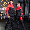 Un modèle masculin et féminin portant des tenues de sauna de fitness noires et rouges, posant dans une salle de sport.