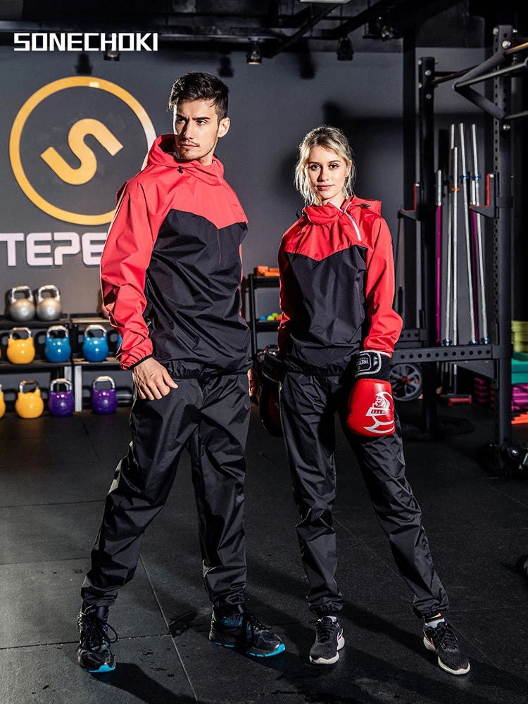 Un modèle masculin et féminin portant des tenues de sauna de fitness noires et rouges, posant dans une salle de sport.