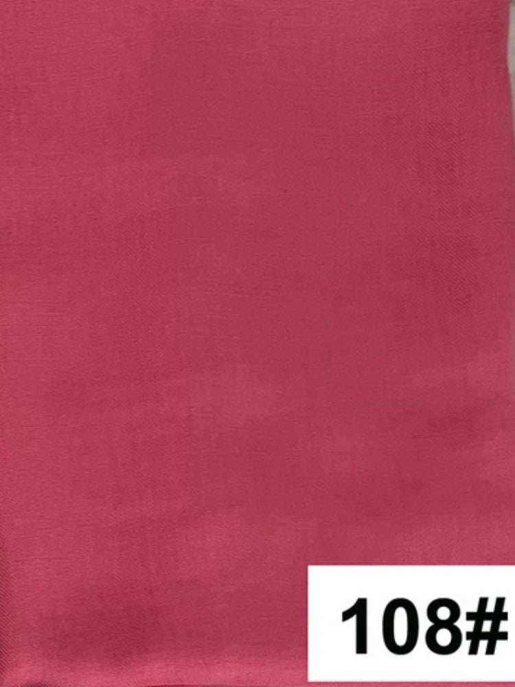 Gros plan d'un foulard modal magenta uni.