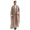 Ein Mann trägt einen fließenden, beigen Jubba-Kaftan für dezente Kleidung.