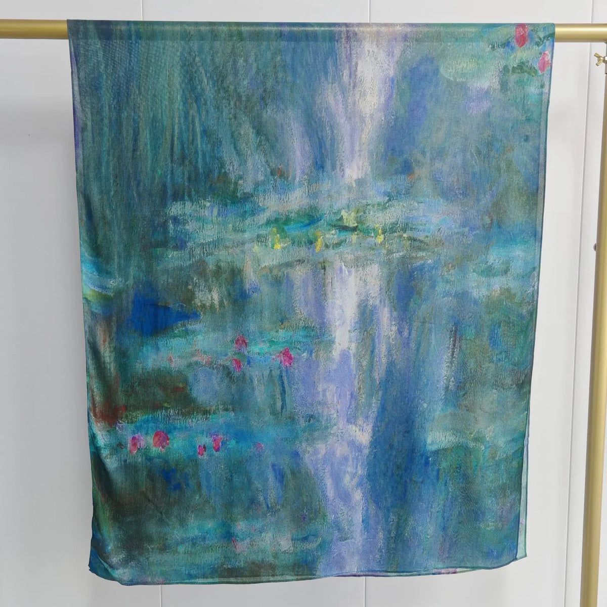 Vertikales Aquarell-Schal mit Blautönen, Teal, Violett und Weiß und abstrakten Pinselstrichen.