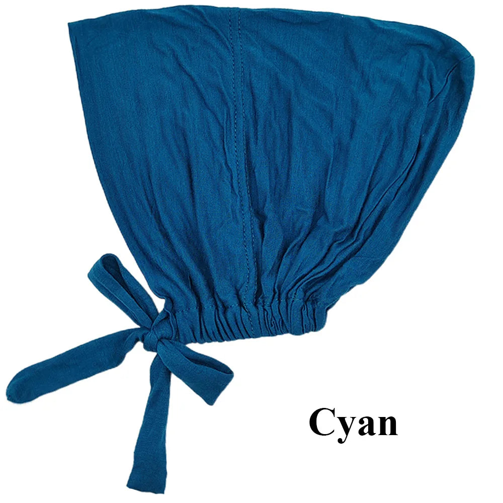 Pañuelo elegante y modesto azul real atado en forma de turbante.