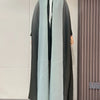 Lange, geraffte Abaya-Cardigan in Salbe- und Hellblau-Tönen.