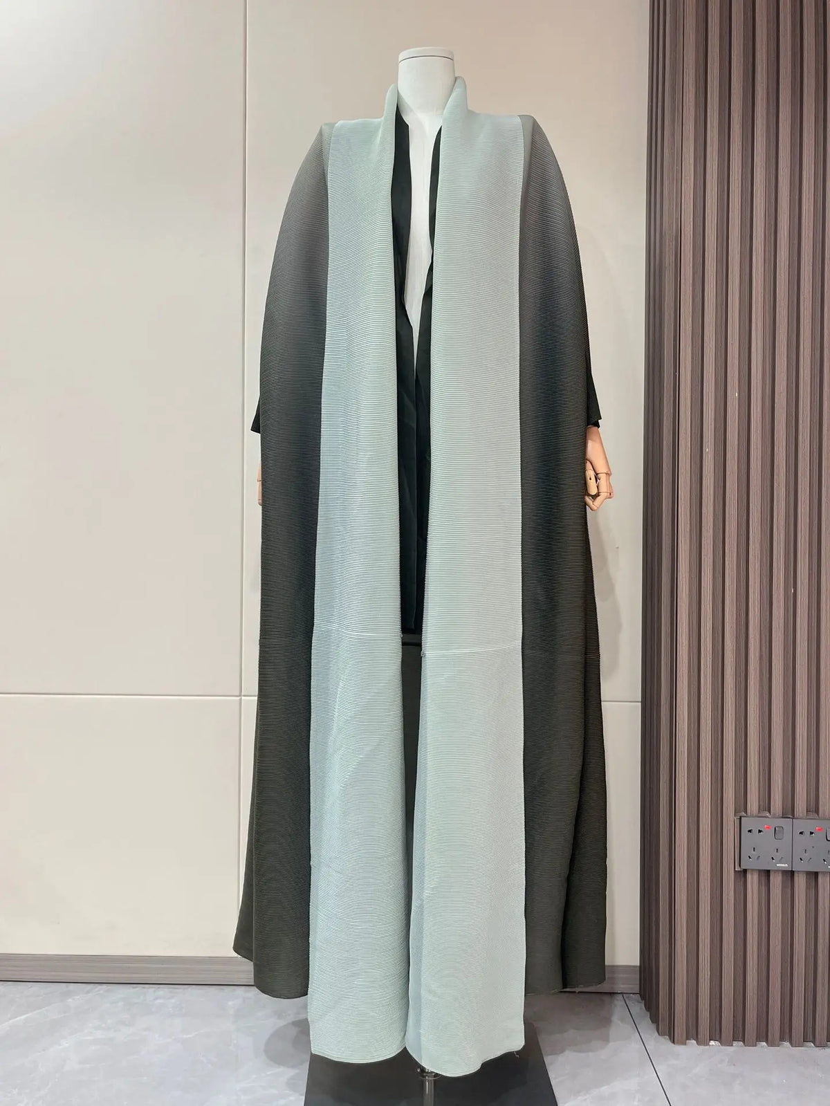 Lange, geraffte Abaya-Cardigan in Salbe- und Hellblau-Tönen.