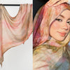 Nahaufnahme einer Frau mit einem Aquarell-Ombré-printierten Rayon-Modal-Hijab-Schal in rosa und beige.