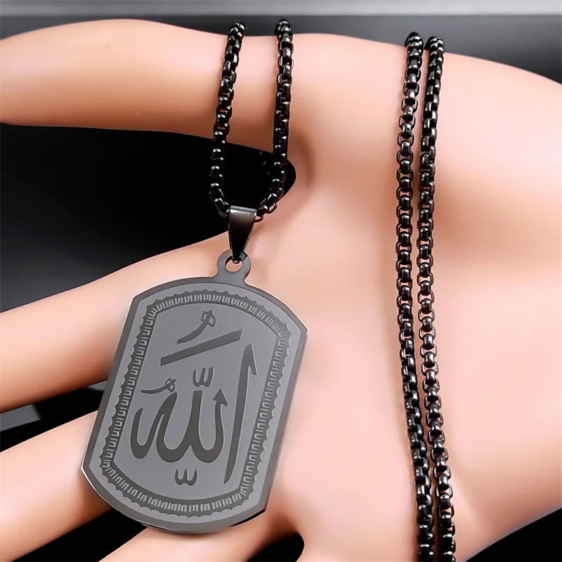 Silberne arabische Segen-Kette mit Anhänger und schwarzen Perlen, präsentiert auf einer Hand.
