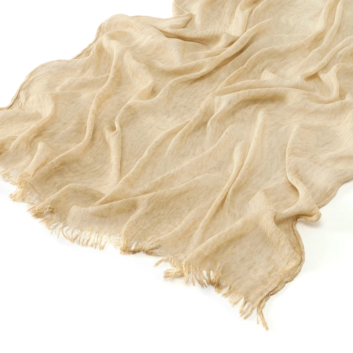 Foulard hijab crinkle beige en rayon drapé doucement sur fond blanc.