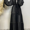 Cardigan abaya negra elegante de manga larga y cintura atada, sobre fondo blanco.