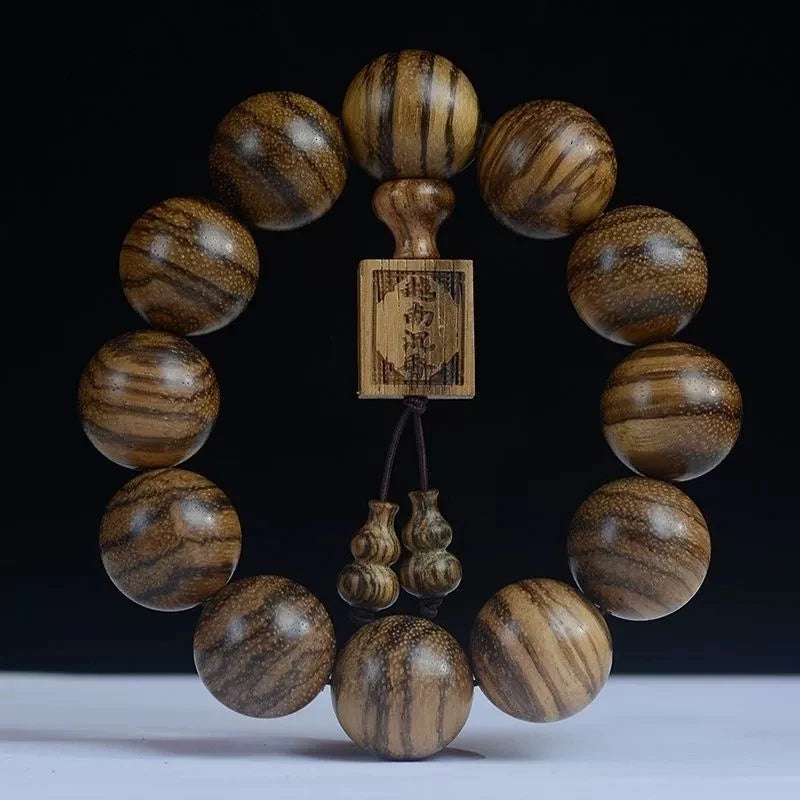 Handgemachtes Holzperlenarmband mit kugelförmigen Perlen und Holzanhänger.