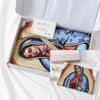 Una bufanda impresa personalizada con el diseño de la Virgen de Guadalupe, exhibida en una caja de regalo.