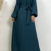 Dunkel-türkise marokkanische Kaftan-Abaya einer Frau mit Schleifdetails vorne.