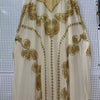 Cremefarbenes Batwing-Robe-Kleid mit schweren Goldpaille-Stickereien und zarten Blumenmustern.