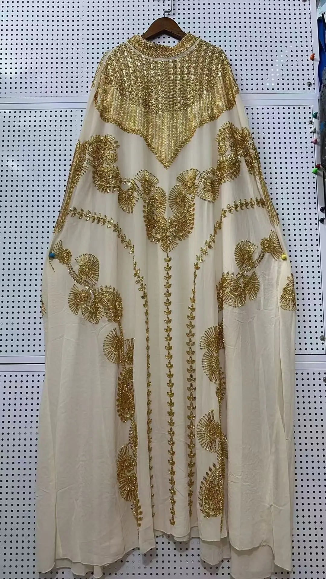 Cremefarbenes Batwing-Robe-Kleid mit schweren Goldpaille-Stickereien und zarten Blumenmustern.