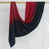 Pañuelo de algodón con degradado doble, de rojo a negro, colgado sobre una varilla dorada.