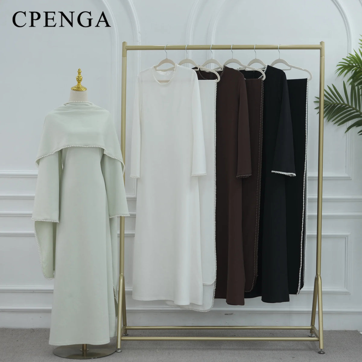 Präsentationsregal mit eleganten, bescheidenen Abaya-Kleidern in verschiedenen Farben und Stilen.