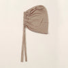Weicher beige Strass-Hijabschal auf neutralem Hintergrund.