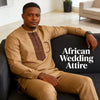 Un homme portant un costume de mariage musulman traditionnel africain beige assis sur un canapé sombre.