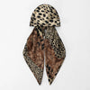 Gemustertes Satin-Seiden-Sofit-Hijab-Schal mit Leopardenmuster in Braun- und Schwarztönen.
