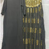 Langes schwarzes Batwing-Robe-Kleid mit schwerer goldener Paillettenstickerei und Verzierungen.