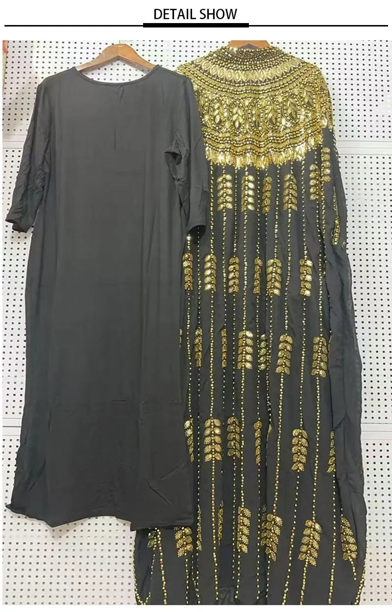 Langes schwarzes Batwing-Robe-Kleid mit schwerer goldener Paillettenstickerei und Verzierungen.