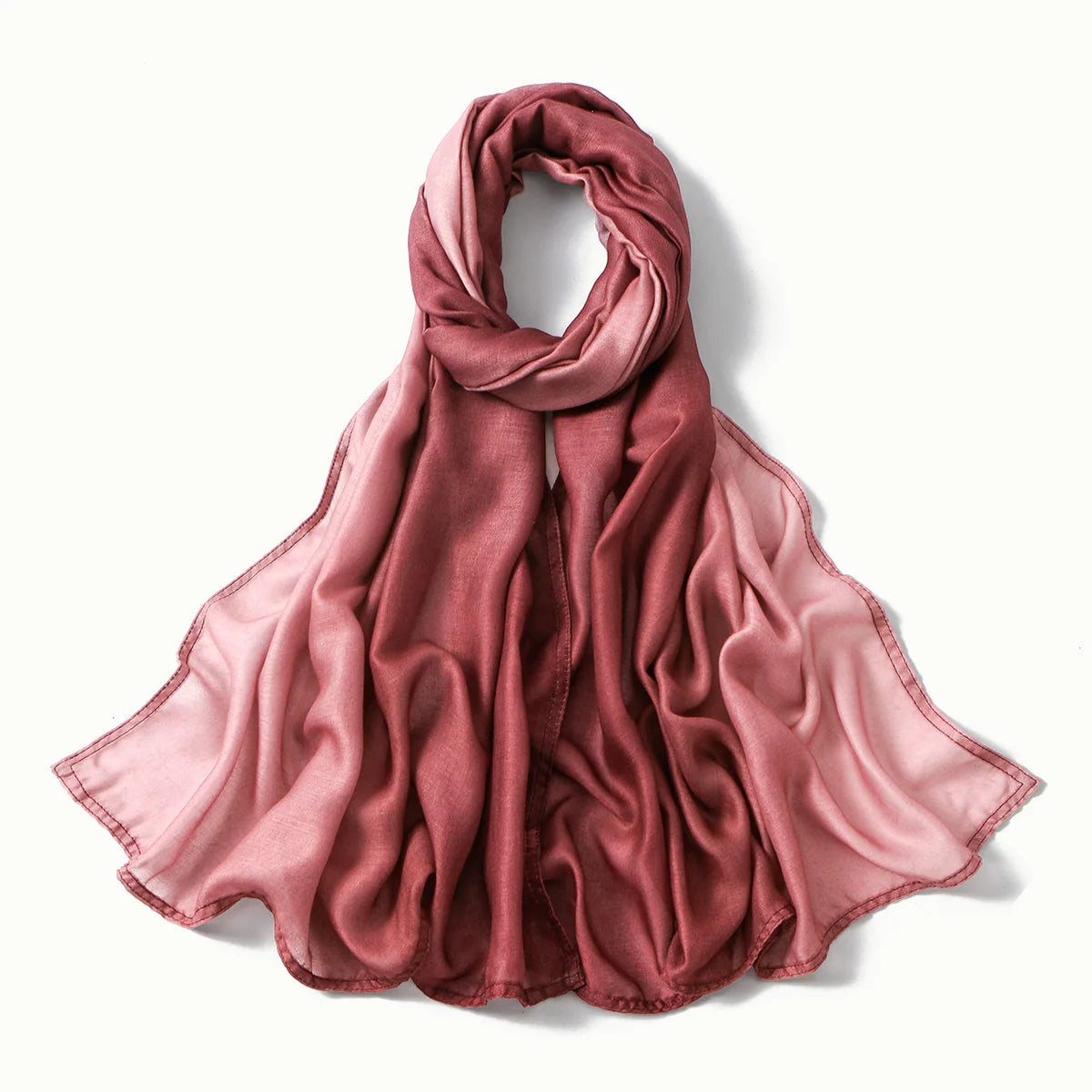 Écharpe hijab drapée et fluide de couleur prune ou rose poudré, en tissu rayon modal dégradé élégant.