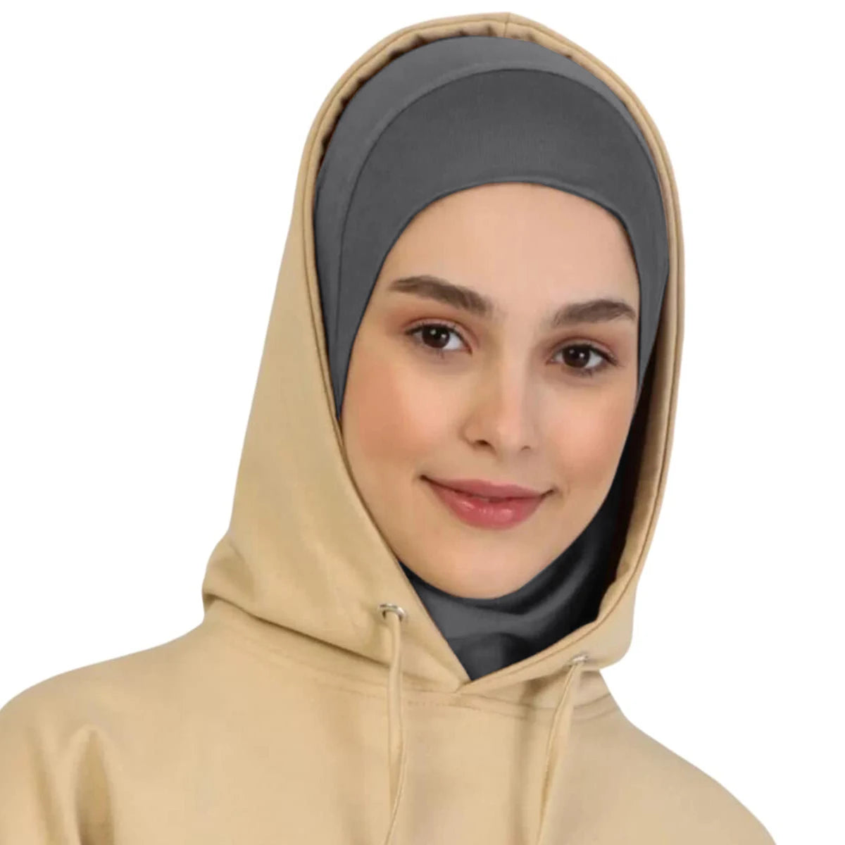 Eine Frau trägt einen grauen, sofort einsatzbereiten Hijab und einen beigen Hoodie.
