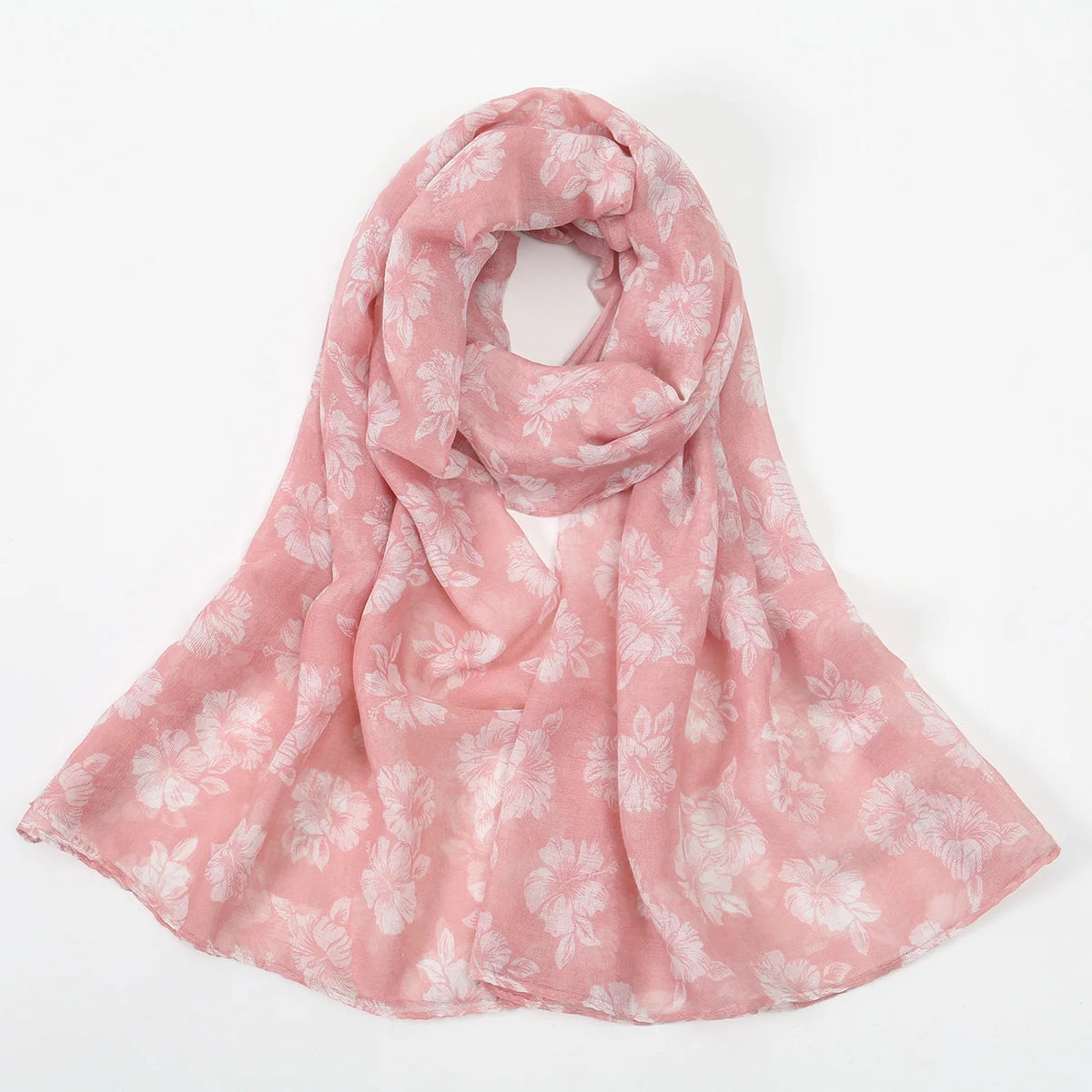 Ein sanft rosa florales Viskose-Hijab-Schal elegant drapiert.
