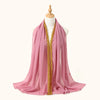 Rosa Spitze Chiffon-Hijab-Schal um den Hals eines Mannequins drapiert.