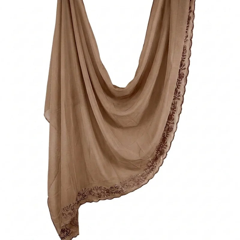 Écharpe hijab en mousseline beige avec bordure de dentelle à cils.