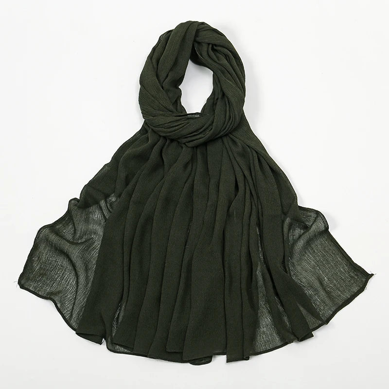 Écharpe châle en rayon vert olive foncé, froncée et pliée