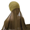Modelo usando un conjunto de hijab y chal de chifón instantáneo verde oliva.