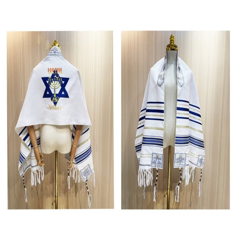 Handgefertigtes Messianisches Gebetsschal in Weiß und Blau auf einem Mannequin.